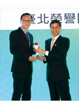 政務委員林萬億頒獎予臺北榮家主任劉化宇（左）。 （圖／主辦單位）之照片