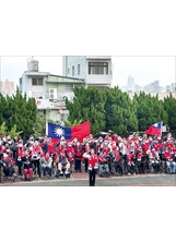 新竹榮家主任白恩惠（前）偕住民長輩，向冉冉升起的國旗致敬。（圖／新竹榮家）之照片