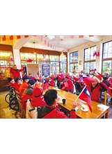 桃園榮家住民歡聚於咖啡館，高唱愛國歌曲。（圖／桃園榮家）之照片