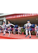臺南榮家元旦升旗嘉年華，安排小朋友登臺表演。（圖／林建榮）之照片