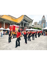 八德榮家住民長輩在「聰明消費嘉年華園遊會」中，進行「舞動人生」表演。（圖／八德榮家）之照片