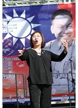 顏毓萍在音樂會上指揮黃埔鐵驥合唱團表演（圖／林建榮）。之照片