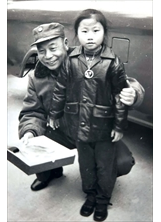 民國五十六年，時任國防部長的經國先生，在金門金城運動場勉勵六歲的顏毓萍長大後從軍報國。（圖／顏毓萍）之照片
