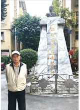 作者許醇醪於中和「一江山殉難烈士紀念碑」前，緬懷戰役犧牲的官兵。（圖／許醇醪）之照片