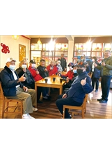 李副主委（左四）在桃園榮家頒發團體加菜金，並與住民歡樂互動。（圖／桃園榮家）之照片