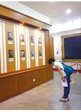 作者范珍赴金門旅遊時，在古寧頭戰史館向戰役英雄們致敬。（圖／范珍）之照片
