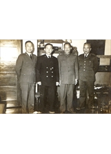 民國四十五年，范麟將軍（右二）與袍澤攝於新竹家中。（圖／范珍）之照片