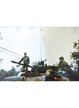 民國76年，林冠琦站在M42防空砲車前，參加部隊演習。（圖／林冠琦）之照片