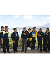 大鵬主委（前左三）與吳嘉恆分署長（前左二）在曾文水庫討論共同推動彰化農場嘉義分場的觀光。（圖／林建榮）之照片