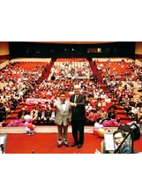 北榮的公益音樂會中，院長陳威明（前右）向蘇維拉樂團團長蘇盛泉（前左）的支持致謝。（圖／北榮）之照片