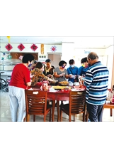 岡山榮家育樂堂安排「手作飯糰」活動，讓長輩透過包飯糰，重溫兒時。（圖／岡山榮家）之照片