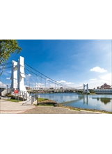 龍潭觀光大池的白色吊橋經整修後，更方便民眾遊覽。（圖／本刊編輯部）之照片