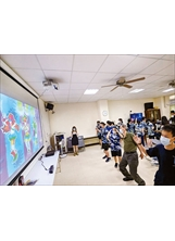板橋榮家「樂遊體驗營」安排中山國小學童，陪伴住民長輩隨著大螢幕的舞蹈動作起舞健身。（圖／板橋榮家）之照片
