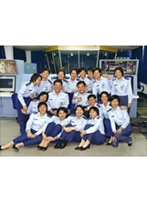 鄒奇龍（二排左三）深受學生歡迎，與學生在航院戰氣組教室開心合影。（圖／鄒奇龍）之照片
