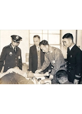 鍾曹如（右一）任陸戰隊的團軍醫時，帶員參加高雄陸軍總醫院的捐血活動。（圖／鍾曹如）之照片
