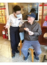游偉銘（左）與榮民伯伯在咖啡館內長談。（圖／阮俊儒）之照片
