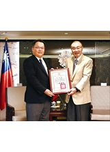 主任委員（右）頒發感謝狀予岡田新也社長。（圖／林建榮）之照片