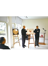 馮主委捐贈藝術品，包括林俊明的〈多謝〉（圖中）、蕭博駿的〈花好月圓〉（圖左）等，由國防大學校長劉志斌上將（右）代表受贈。（圖／林建榮）之照片