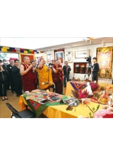 傅副主委（右二）出席甘珠精舍佛爺玉像安座修法儀式。（圖／榮民榮眷基金會）之照片