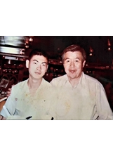 張健常（左）年輕時與父親的老戰友陳季成叔叔（右）合照。（圖／張健常）之照片