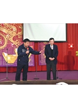 李副主委（左）與胡大民理事長（右）相見歡，盼兩會在保存眷村文化方面加強合作。（圖／林建榮）之照片