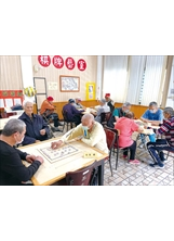 棋牌藝室啟用，榮家長輩立即上桌較勁。（圖／花蓮榮家）之照片
