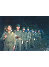 作者李正銘（左一）參加營、連長山訓行軍測驗。（圖／李正銘）之照片