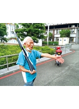 九十七歲的魏仲康爺爺，分享二年前在榮家操槍的照片。（圖／彰化榮家）之照片