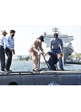 主任委員曾偕輔導會同仁參訪左營軍港的海龍潛艦，並入艦參觀。之照片
