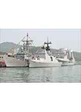 敦睦支隊納編成功艦（左）、迪化艦（中）、磐石艦（右），展示海軍精實訓練成果及捍衛海疆決心。之照片