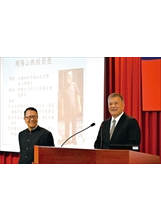 吳副主委（右）代表主委歡迎周陽山教授（左）專題演講。（圖／林建榮）之照片