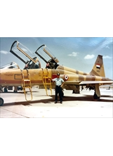 在北葉門任大漠特遣中隊中隊長的張國政，於F-5F雙座機前留下瀟灑身影。（圖／張國政）之照片