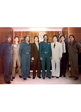 特遣隊中隊長張國政中校（左二）、林隆獻上校（左四）、沙國楹上校（右三）、張德行中校（右二），與北葉門空軍總司令（右四）等北葉門軍官合影，見證當年大漠案的歷史。（圖／張國政）之照片
