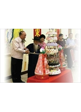 龔副主委親切攙扶著岡山榮家百歲人瑞周麗川老先生的手，共切壽糕。（郇正平攝）之照片