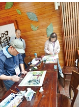 榮民藝術家們在武陵農場各區，描繪農場美景。（圖／武陵農場）之照片