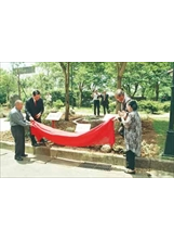 日本滋賀日華親善協會捐贈日式庭園予八德自費安養中心，由劉艾迪副秘書長（左二），與北川會長（右後）共同揭幕。（曾建閔攝）之照片