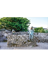 「潘安邦紀念館」戶外的外婆及兒時的潘安邦雕塑銅像，重現歌曲中的溫馨祖孫情。（圖／本刊編輯部）之照片