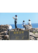 風櫃洞因侯孝賢電影《風櫃來的人》爆紅，風櫃聽濤也成為遊客聽海看海的難忘體驗。（圖／林建榮）之照片