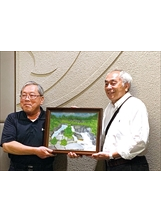 作者許培山（左）接受劉劍城校長（右）致贈其個人畫作。（圖／許培山）之照片