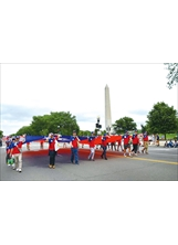 我國巨幅國旗旗隊，壯闊行經美國華府國家廣場華盛頓紀念碑。（圖／輔導會）之照片