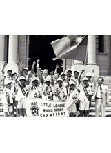 民國69年9月13日，獲得世界少棒賽冠軍的中華榮工少棒隊，在總統府前歡呼。（圖／聯合知識庫）之照片