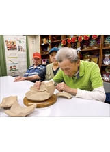 十三行博物館帶領長輩玩陶罐造型立體拼圖，讓長輩體驗如何修復古物。（圖／板橋榮家）之照片