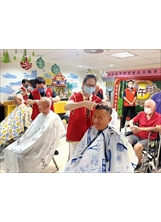 臺南市燙髮美容職業工會16位美髮設計師免費為榮家長輩做造型剪髮。（圖／佳里榮家）之照片