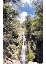 桃山瀑布又稱煙聲瀑布，高約八○公尺，雨季過後，水瀑傾瀉，十分壯觀。之照片