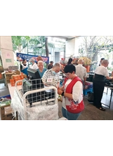 板橋榮家住民對行動超市提供的採購之趣，十分歡迎。（圖／板橋榮家）之照片