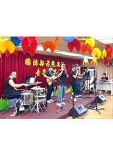 國防部示範樂隊流行樂團帶來經典老歌，讓榮家長輩享受精采的音樂饗宴。（圖／八德榮家）之照片