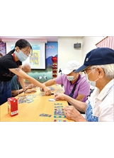 陳秋伶老師帶榮家長輩玩「十二生肖-老鼠牌」，遊戲過程逗得長輩們樂呵呵。（圖／高雄榮家）之照片