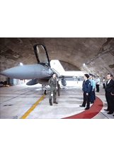 賴總統日前視導「空軍第五戰術混合聯隊」，勗勉飛行員以堅定的決心，守護領空。（圖／總統府）之照片