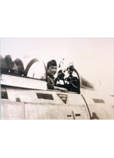 空戰英雄秦秉鈞在座機內的英姿。之照片