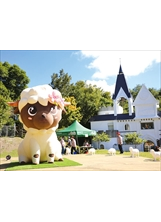 氣球綿羊吉祥物「Happy羊羊」（左），及右邊一排泥塑白色小羊，造型都非常可愛。（圖／清境農場）之照片